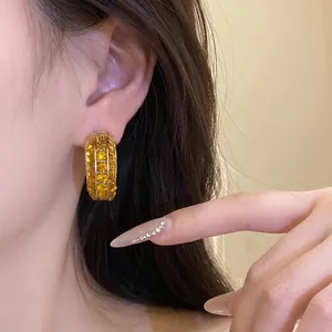 Eleganti orecchini a cerchio vintage a forma di C con zirconi arancioni brillanti