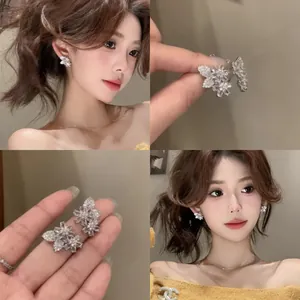 Eleganti Orecchini a Bottone con Fiori in Zirconia per Donna Rame Placcato Argento Design di Nicchia Perno in Argento