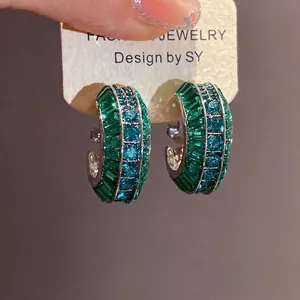Eleganti orecchini a cerchio vintage a forma di C con zirconi verde smeraldo e verde acqua