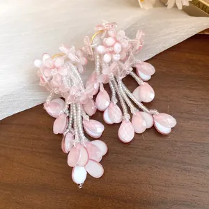 Nahaufnahme süßer rosa Blumenperlen Quastenohrringe, ideal für den sommerlichen Urlaubslook