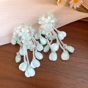 Detailansicht der mintgrünen Blumenperlen-Quastenohrringe mit schönen Tropfenanhängern
