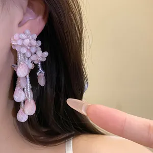 Detailansicht von rosa Perlenohrringen mit Blumenquasten für einen süßen Sommerlook