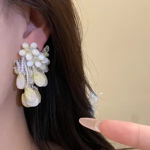 Detailaufnahme der süßen rosa Blumenperlen-Quastenohrringe für einen romantischen Look