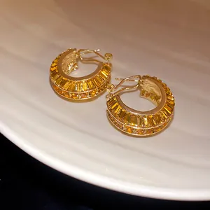 Orecchini a cerchio vintage a forma di C placcati in oro con zirconi gialli scintillanti.