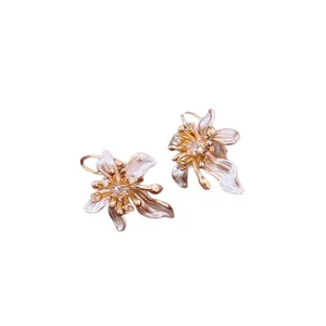 Elegant flower-shaped earrings featuring zircon accents and silver needles for a chic look