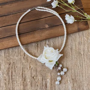 Élégant collier de perles à double rangée avec pampilles et rose en tissu blanc centrale