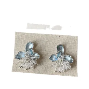 Eleganti orecchini a lobo a fiore in smalto blu con frangia di perline di cristallo