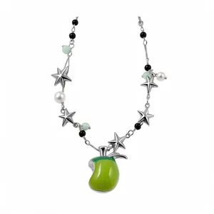 Élégant collier argenté avec pendentif pomme verte, perles et breloques d'étoiles