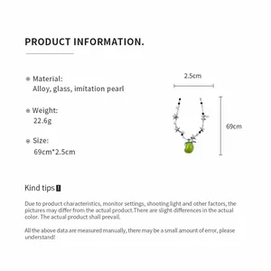 Détail d'un collier de perles avec étoiles et pendentif pomme verte