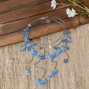 Elegante mehrlagige Halskette mit blauen Blütenblättern und Quastendetails für Urlaub.