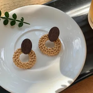 Orecchini a cerchio vintage in rattan con perni in legno scuro per le vacanze al mare.
