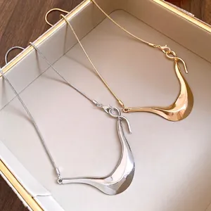 Eleganter unregelmäßiger geometrischer Metallanhänger in Gold und Silber Minimalismus
