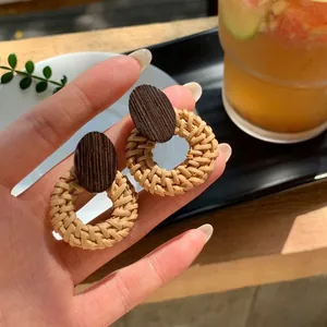 Orecchini a cerchio in rattan vintage fatti a mano con perno in legno per vacanze al mare.
