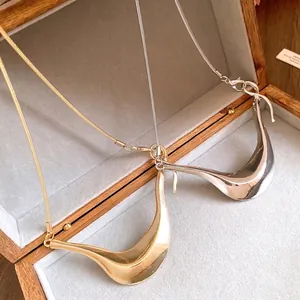 Minimalistische Halskette mit unregelmäßigem Metallanhänger in Gold und Silber Optik