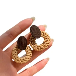 Orecchini a cerchio in rattan intrecciato con dettaglio in legno stile vintage vacanze