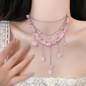Detailansicht eines mehrlagigen rosa Blumen-Chokers mit zarten Blütenblättern