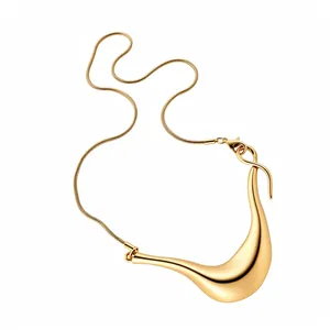 Eleganter unregelmäßiger geometrischer Goldanhänger mit Schlangenkette
