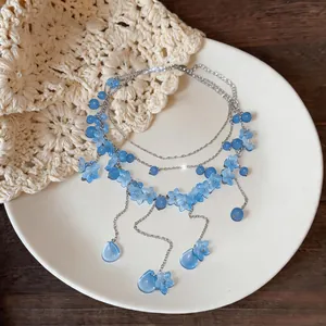 Detailansicht der frischen blauen Blumen-Mehrschichtkette mit süßen Tropfenquasten.