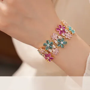 Elegante bracciale a doppio strato con fiori in zirconia colorata per un look dolce