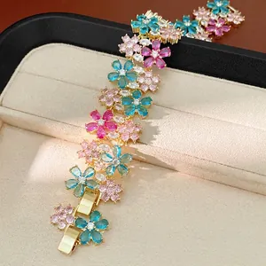 Elegante braccialetto a fiori colorati con zirconi e chiusura a scatto