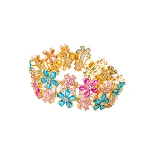 Bracciale placcato oro con fiori di zircone multicolore e chiusura a fibbia sicura.
