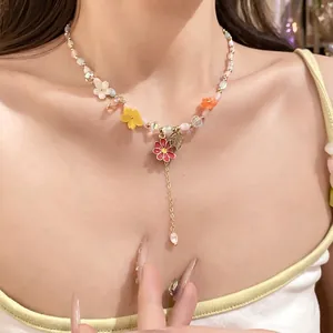 Kleurrijke kralenketting van steen met harsbloemenhangers en elegante gouden details