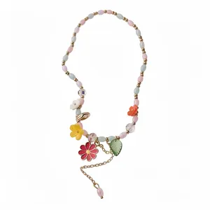 Kleurrijke kralenketting met bloemenhangers van hars en verstelbare gouden ketting