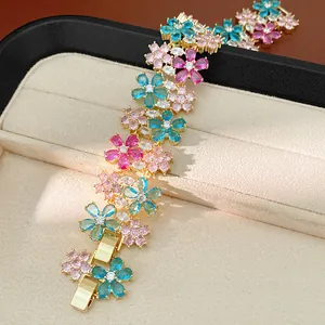 Vista dettagliata di un bracciale a fiori in zircone colorato con chiusura a scatto