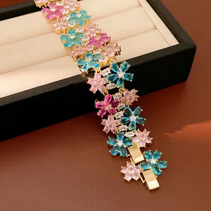 Vista dettagliata del bracciale a fiori colorato a doppio strato con pietre di zirconia.