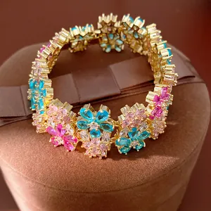 Vista dettagliata del bracciale dorato con fiori in zircone colorati a doppio strato