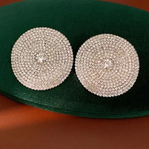 Elegantes pendientes redondos de plata con pavé de brillantes diamantes.