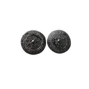 Elegantes pendientes de botón redondos con cristales negros pavé y aguja de plata