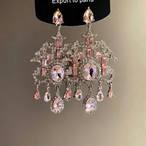Orecchini vintage stile palazzo con strass rosa e aghi d'argento in un design a lampadario