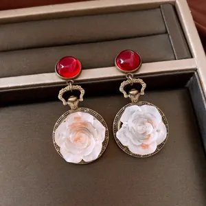 Elegante Vintage-Ohrhänger mit Rosenmotiv, roten Steckern und bronzefarbenem Finish