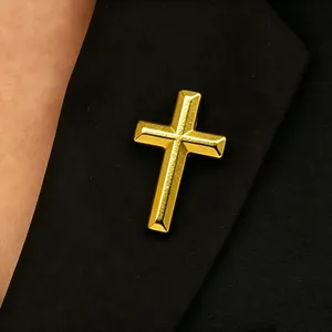 Detailansicht einer goldenen 3D-Legierungs-Kreuzbrosche am schwarzen Revers