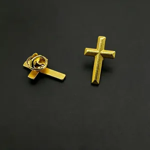 Detailansicht goldener Kreuz-Anstecknadeln mit Vorderseite und Schmetterlingsverschluss
