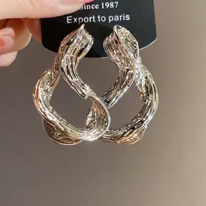 Pendientes geométricos minimalistas chapados en oro 18k con acabado plata