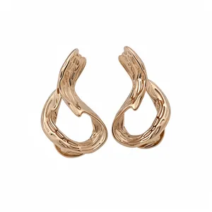 Elegantes pendientes geométricos chapados en oro de 18k con diseño de cinta texturizada