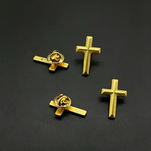 Detailansicht goldener Kreuznadeln mit strukturierter Oberfläche und Schmetterlingsverschluss
