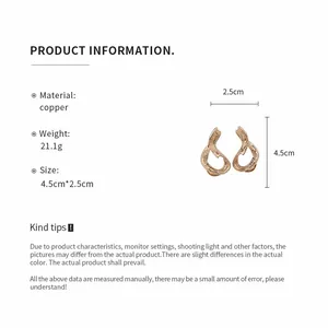 Vista detallada de pendientes geométricos chapados en oro de 18k con dimensiones y material