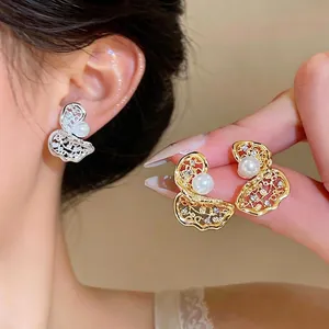 Lussuosi Orecchini a Bottone in Rame Placcati Oro 18K Traforati Pieghettati per Donna Con Perla Artificiale Strass Design di Nicchia
