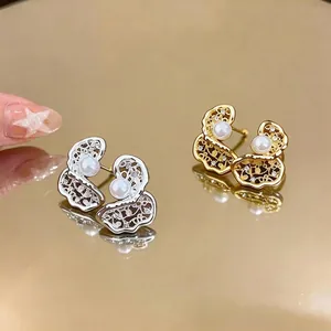 Eleganti orecchini a perno in pizzo traforato placcati oro 18K con perle e zirconi luminosi