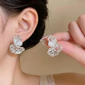 Eleganti orecchini a perno con perle in pizzo cavo placcati in oro bianco 18 carati