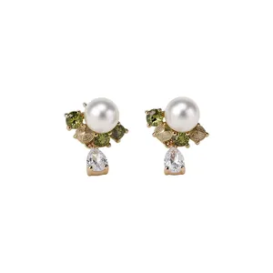 Elegante 14k vergulde oorbellen met parels en olijfgroene zirkoon druppels.