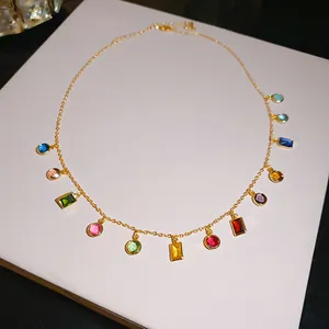 Gedetailleerde weergave van 14k vergulde ketting met veelkleurige zirkonia-bedels