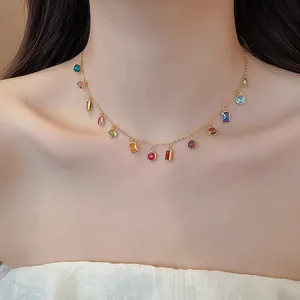 Gedetailleerd beeld van een 14k vergulde ketting met kleurrijke edelsteen hangers
