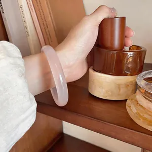 Elegante brazalete de piedra ojo de gato translúcido para un estilo suave y minimalista