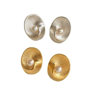 Orecchini a perno vintage francesi a spirale con perle in finiture oro e argento.