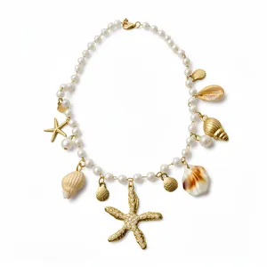 Elegante Perlenkette mit goldenen Seestern- und Muschelanhängern im Urlaubsstil