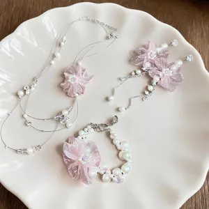Elegantes Schmuckset mit rosa Chiffonblumen und Perlen inklusive Kette Armband Ohrringen